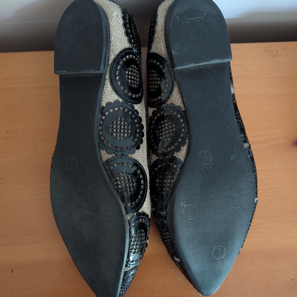 Elegant Black and Tan Women's Flats - Picture 7 of 8